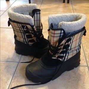 Woman's snow boots